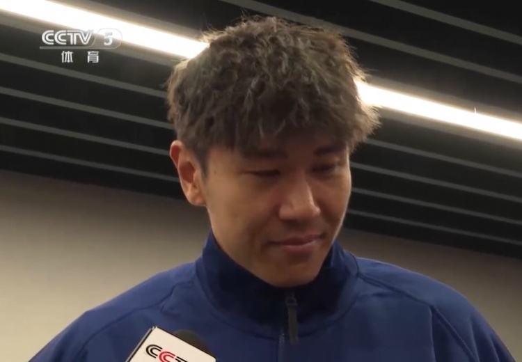 鐵漢柔情！三鎮球員劉奕鳴探望患病小球迷時哽咽