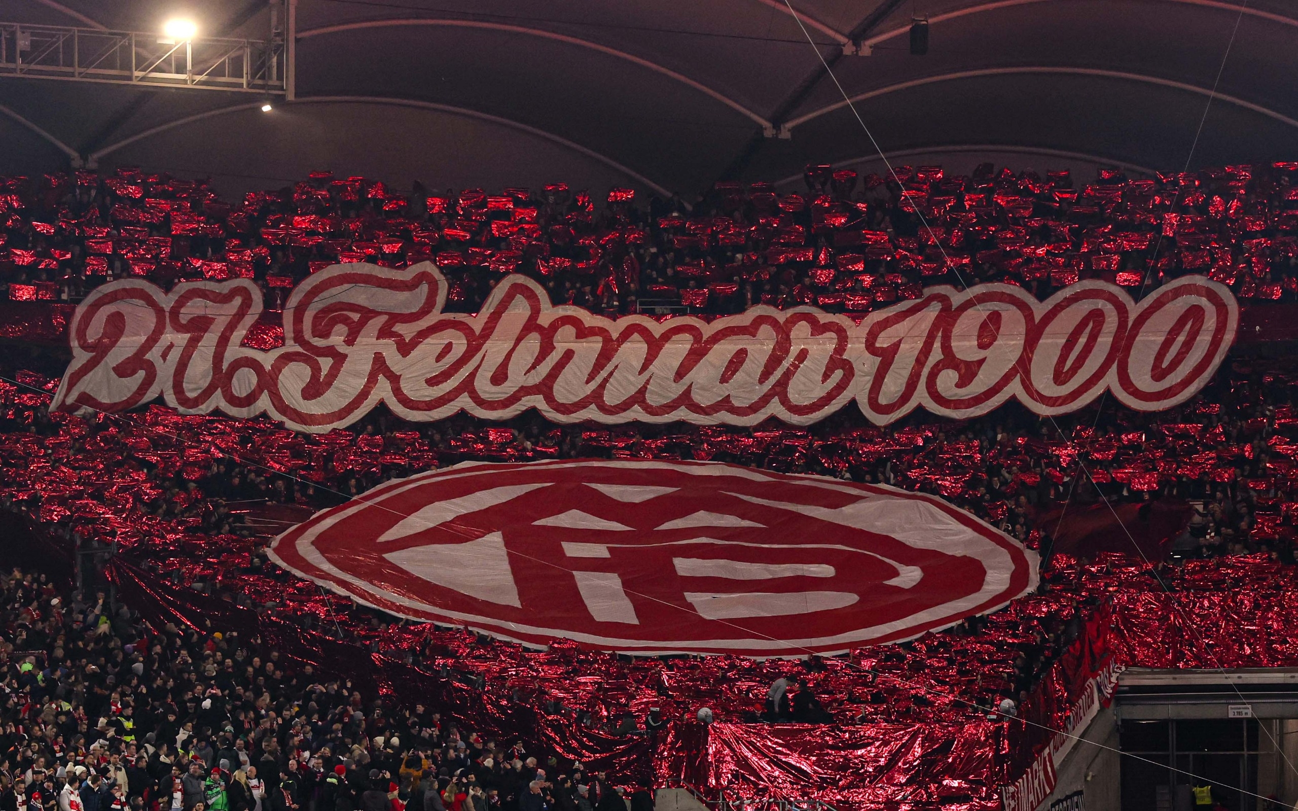 拜仁球迷在看臺展示TIFO，慶祝俱樂部成立125周年