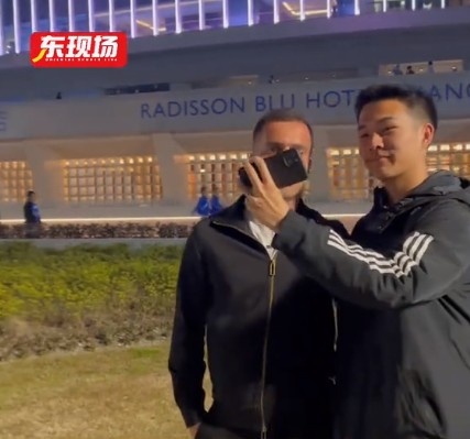 塞爾吉尼奧現身上海八萬人體育場，并與球迷親切打招呼合影