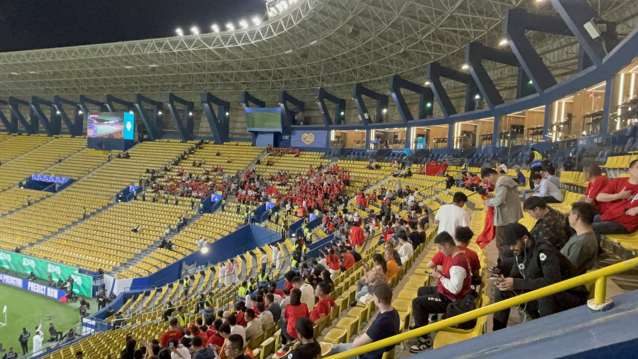 球票已售罄！中國球迷已經(jīng)入場，坐在球場上層沙特球迷區(qū)上方