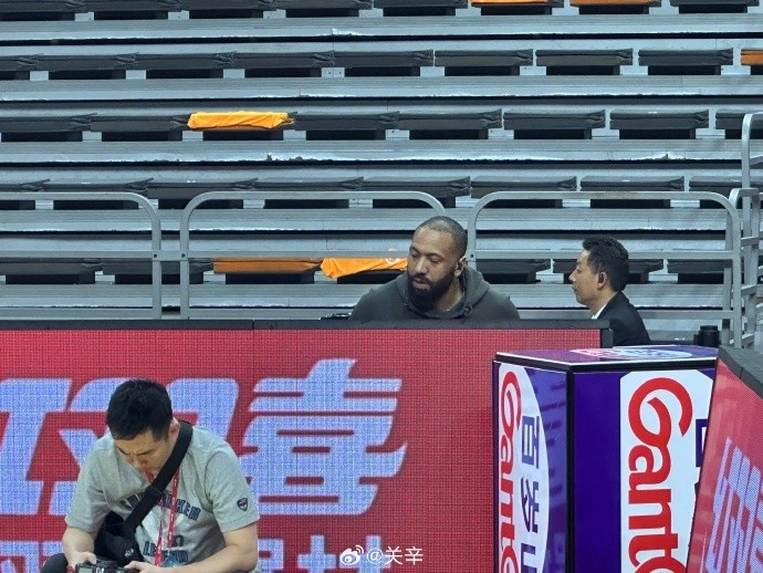 今晚不打？廣東主場(chǎng)迎戰(zhàn)廣廈 吉倫沃特一身便裝現(xiàn)身球館