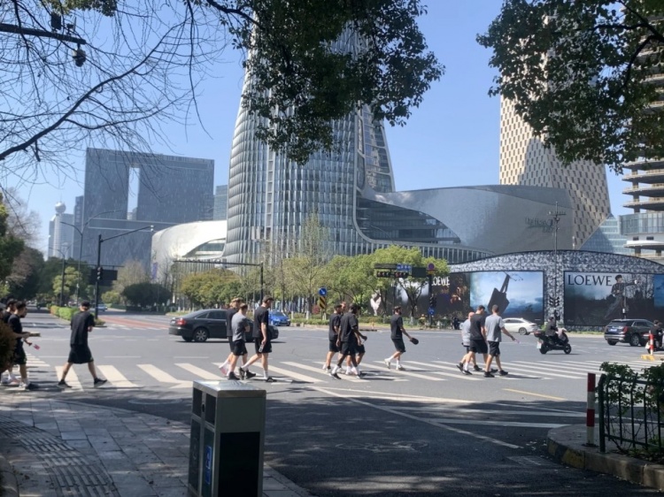 心態(tài)放松，有網(wǎng)友拍到澳大利亞隊(duì)早上在萬象城citywalk